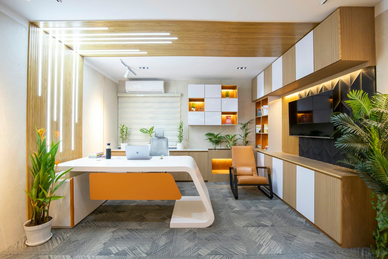 Helles, gepflegtes Büro-Interieur mit Glasfront